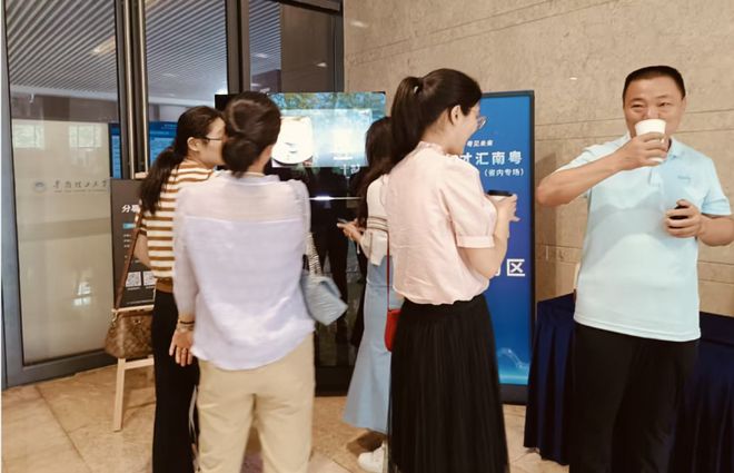才汇南粤醇香咖啡赋能制造业人才盛会开元棋牌技诺无人咖啡机闪耀百万英(图3)