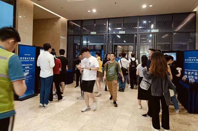 才汇南粤醇香咖啡赋能制造业人才盛会开元棋牌技诺无人咖啡机闪耀百万英(图6)